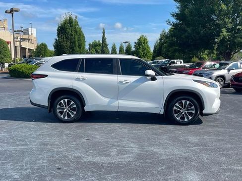 Used 2024 Toyota Highlander XLE AWD/4WD image 2
