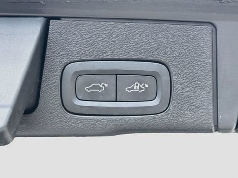 Used 2022 Volvo XC60 B5 Momentum w/ Protection Package Premier FWD image 13