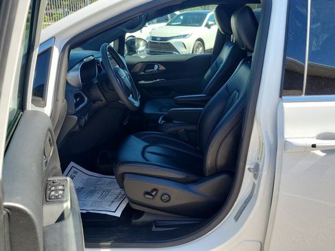 Used 2025 Chrysler Pacifica Select FWD image 14