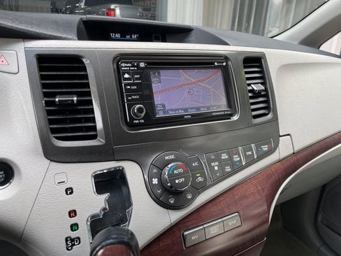 Used 2013 Toyota Sienna XLE w/ Entertainment Pkg FWD image 27