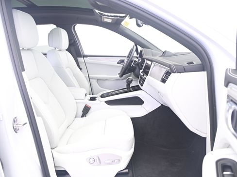 Certified 2023 Porsche Macan AWD/4WD image 23