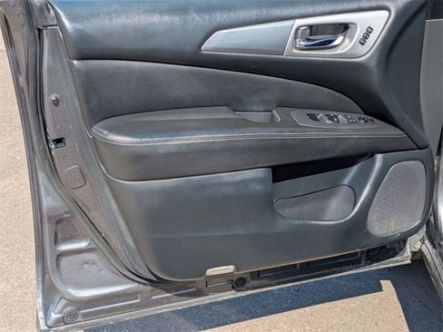 Used 2019 Nissan Pathfinder SL image 16
