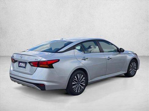 Used 2024 Nissan Altima 2.5 SV FWD image 5