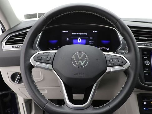 Used 2022 Volkswagen Tiguan SE w/ Panoramic Sunroof Package image 18