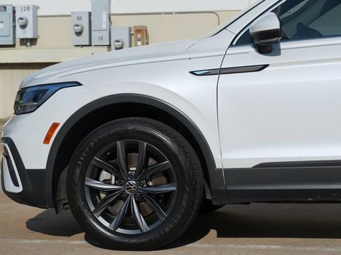 Used 2023 Volkswagen Tiguan SE w/ Panoramic Sunroof Package FWD image 23