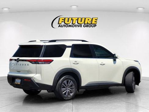 Certified 2022 Nissan Pathfinder SV w/ SV Premium Package FWD image 4