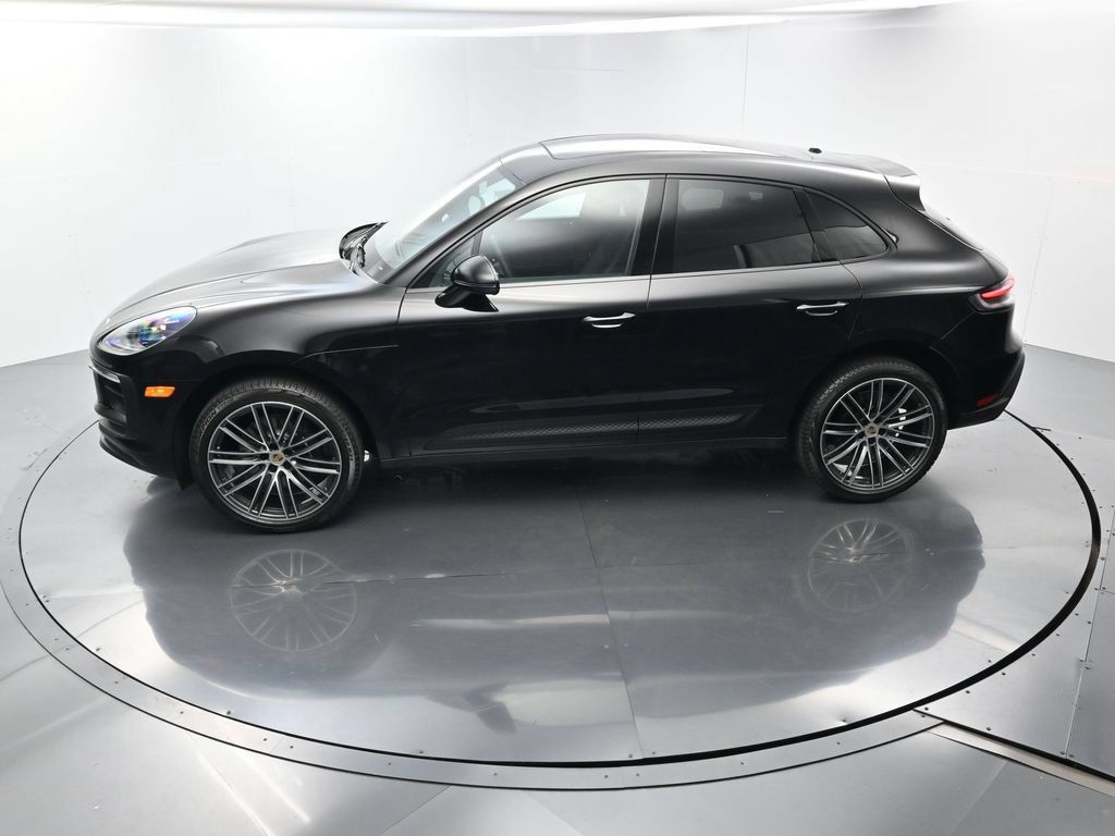 Certified 2025 Porsche Macan AWD/4WD image 34