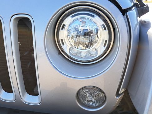 Used 2018 Jeep Wrangler Unlimited Sahara w/ Connectivity Group image 26