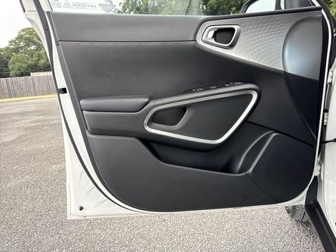 Used 2023 Kia Soul LX w/ LX Technology Package FWD image 12