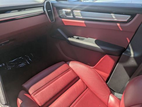 Used 2022 Porsche Cayenne Platinum Edition image 14