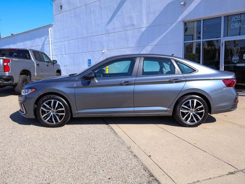 Used 2026 Volkswagen Jetta SE FWD image 2