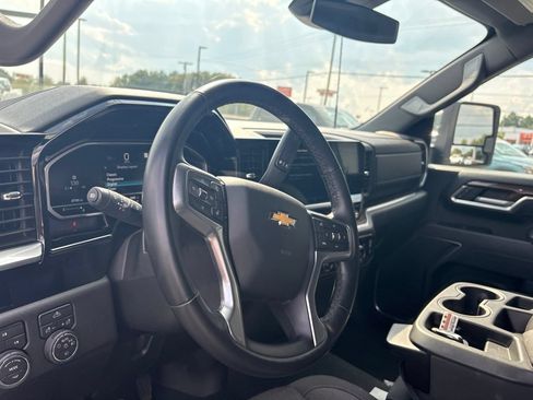 Used 2025 Chevrolet Silverado 2500 LT w/ Convenience Package AWD/4WD image 3