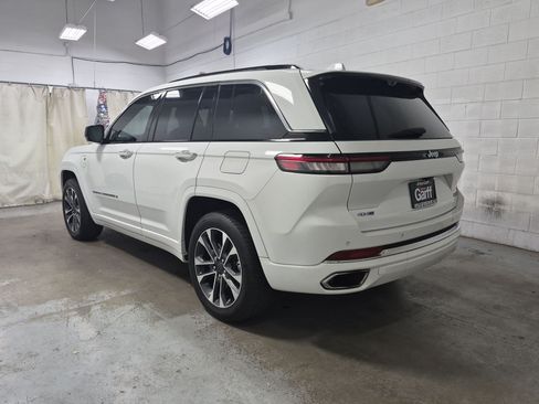 Used 2022 Jeep Grand Cherokee Overland w/ Advanced Protech Group III AWD/4WD image 9
