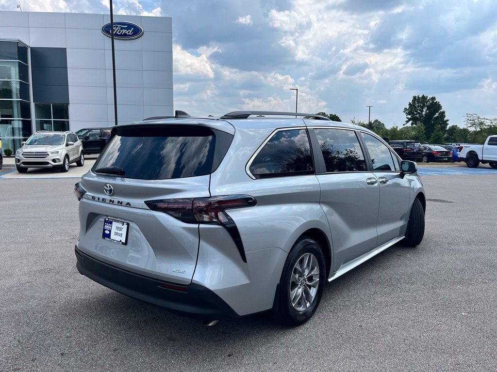 Used 2025 Toyota Sienna XLE FWD image 5