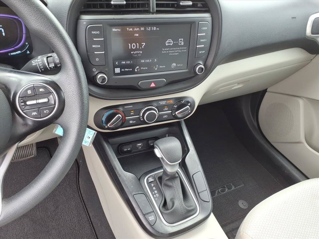 Used 2025 Kia Soul LX w/ LX Technology Package FWD image 24