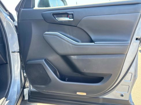 Used 2022 Toyota Highlander XLE image 24