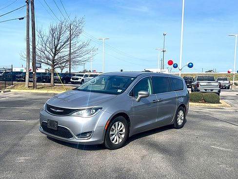 Used 2018 Chrysler Pacifica Touring Plus image 2