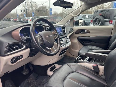 Used 2017 Chrysler Pacifica Touring-L image 2