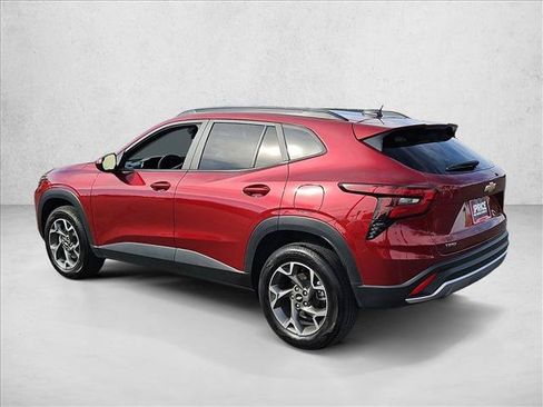 Used 2025 Chevrolet Trax LT FWD image 8