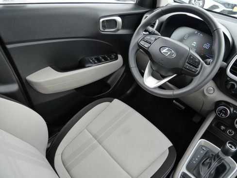 Certified 2025 Hyundai Venue SEL image 9