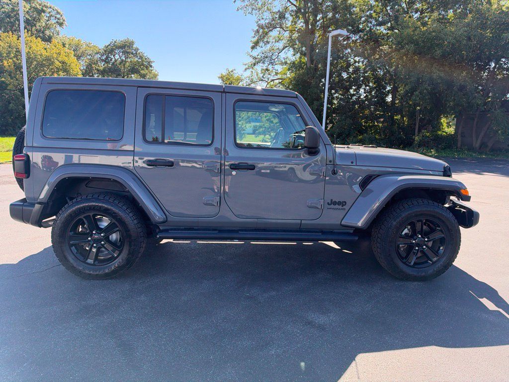 Used 2022 Jeep Wrangler Unlimited Sahara AWD/4WD image 12