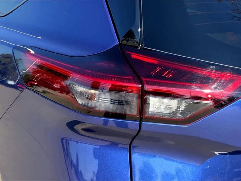 Used 2021 Nissan Rogue SV w/ Premium Package image 25