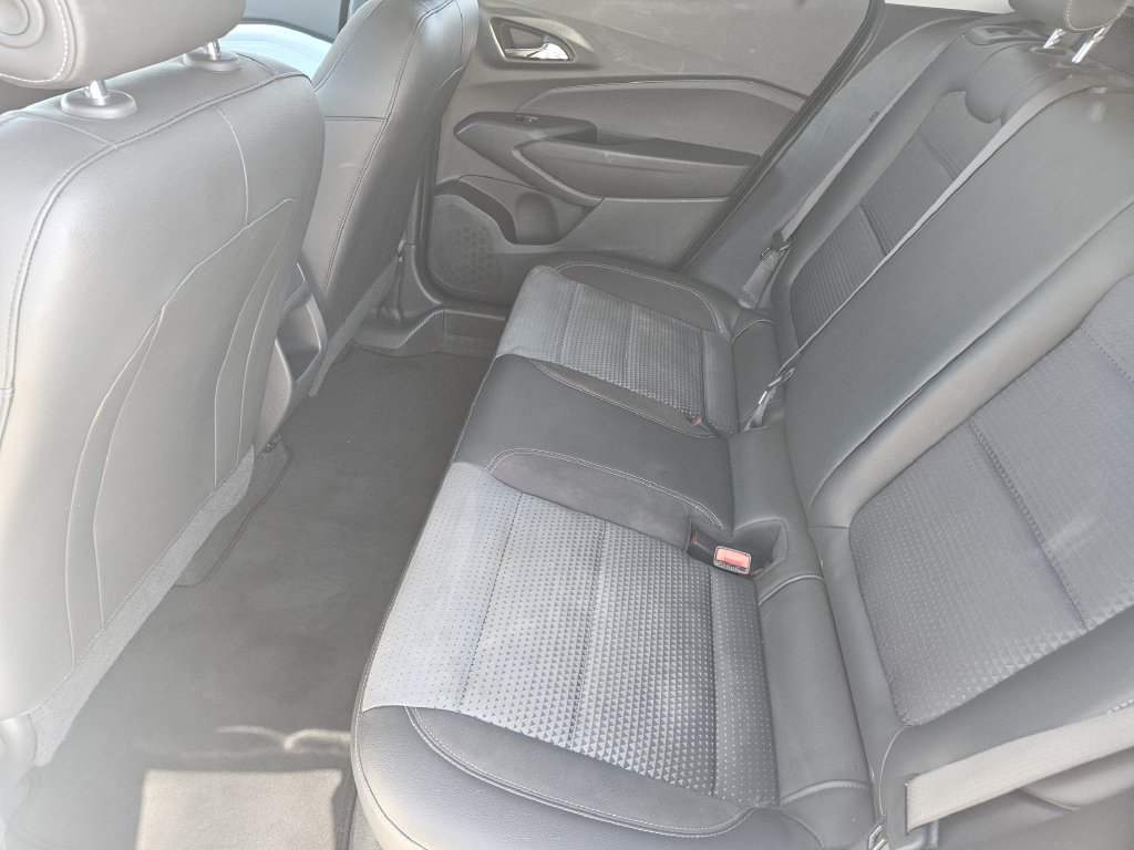 Used 2025 Chevrolet Trax LT w/ LT Convenience Package FWD image 29