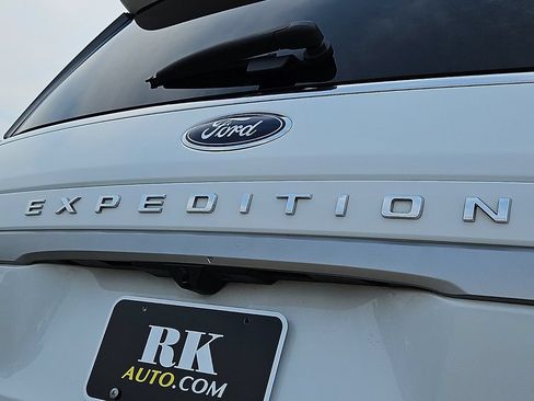 Used 2024 Ford Expedition XLT AWD/4WD image 32