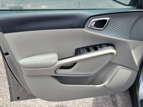 Used 2025 Kia Soul LX w/ LX Technology Package FWD image 16