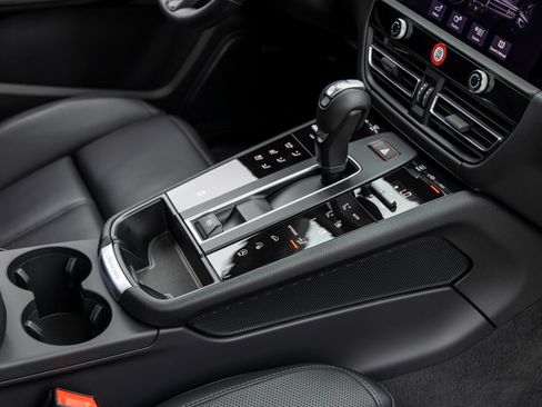 Certified 2026 Porsche Macan AWD/4WD image 57