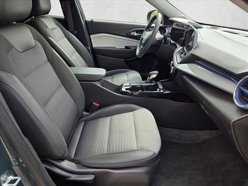 Used 2025 Chevrolet Trax LT image 18