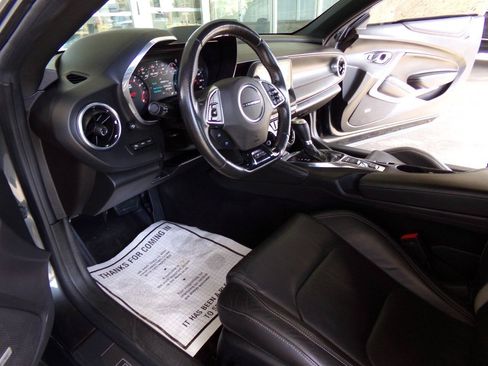 Used 2017 Chevrolet Camaro LT RWD image 17