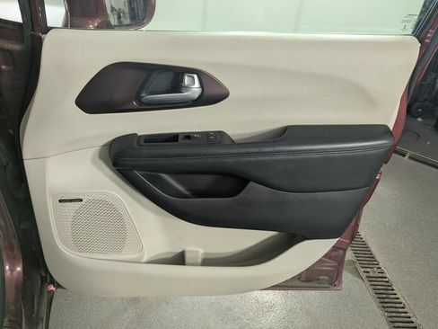 Used 2017 Chrysler Pacifica Limited FWD image 19