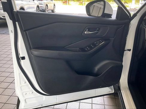 Used 2025 Nissan Rogue SV AWD/4WD image 2