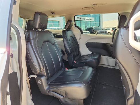 Used 2023 Chrysler Pacifica Touring-L FWD image 13