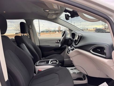 Used 2021 Chrysler Pacifica Touring w/ Uconnect Theater Family Group image 22