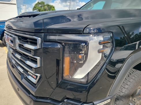 Used 2025 GMC Sierra 3500 AT4 w/ Technology Package AWD/4WD image 4