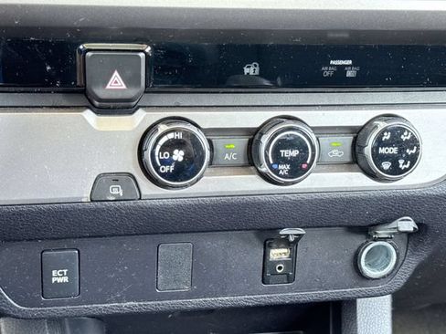 Used 2017 Toyota Tacoma SR5 RWD image 18