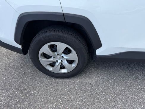 Used 2021 Toyota RAV4 LE FWD image 5
