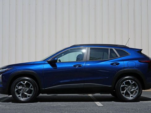 Used 2024 Chevrolet Trax LT w/ Driver Confidence Package FWD image 8