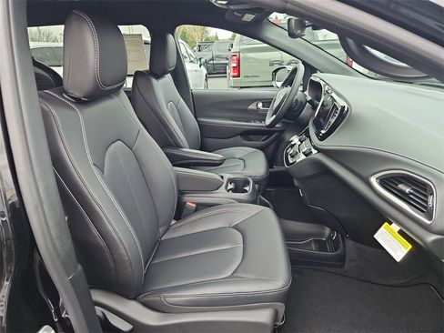 New 2026 Chrysler Pacifica Select image 28