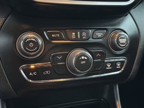 Used 2021 Jeep Cherokee Latitude image 30