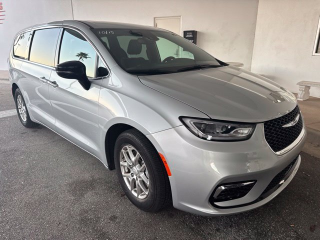 Certified 2026 Chrysler Pacifica Select FWD image 2