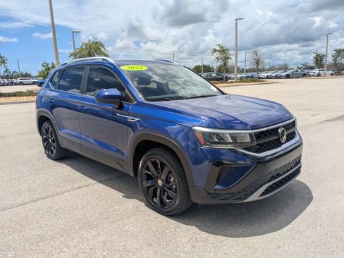 Used 2022 Volkswagen Taos SE FWD image 2