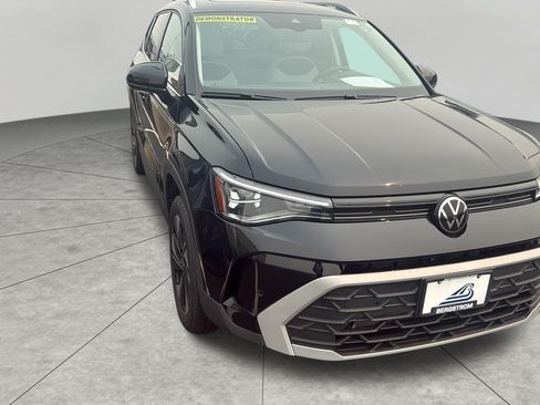 Used 2025 Volkswagen Taos SE AWD/4WD image 32
