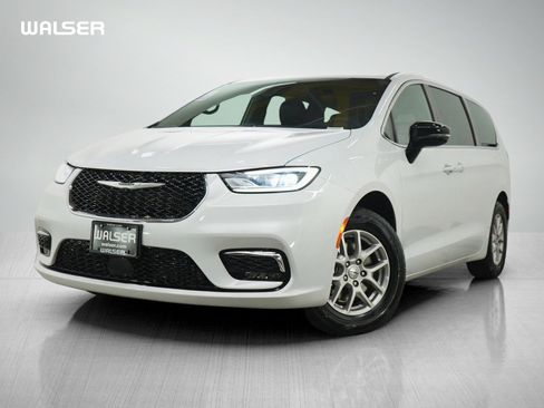 Used 2025 Chrysler Pacifica Select FWD image 1