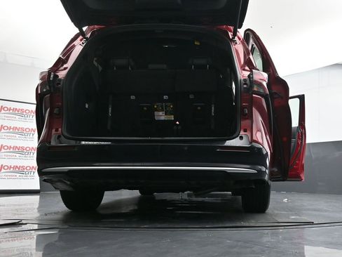Used 2025 Toyota Sienna Limited image 47