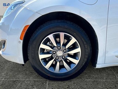 Used 2020 Chrysler Pacifica Limited w/ Advanced Safetytec Group FWD image 14