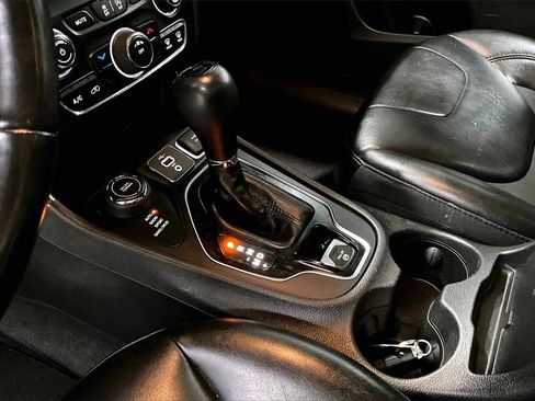 Used 2021 Jeep Cherokee Latitude Plus image 19