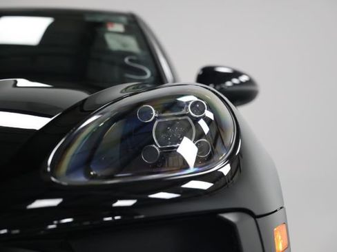 Used 2020 Porsche Macan AWD/4WD image 3